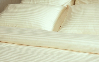 Двуспальное постельное белье из страйп-сатина-жаккарда «Молочный»